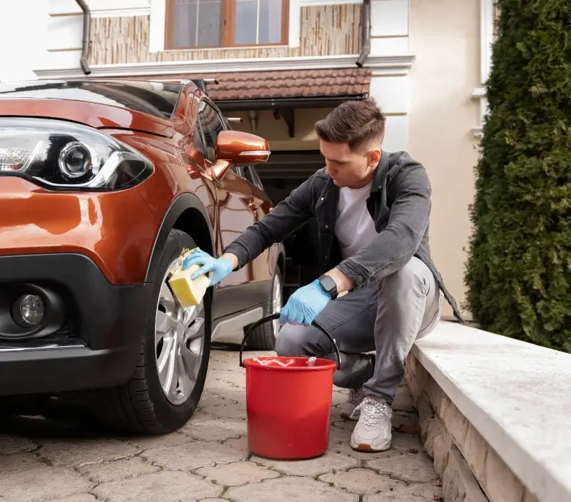 Lavage auto à domicile Nuillé-le-Jalais : professionnel intervenant sur un véhicule